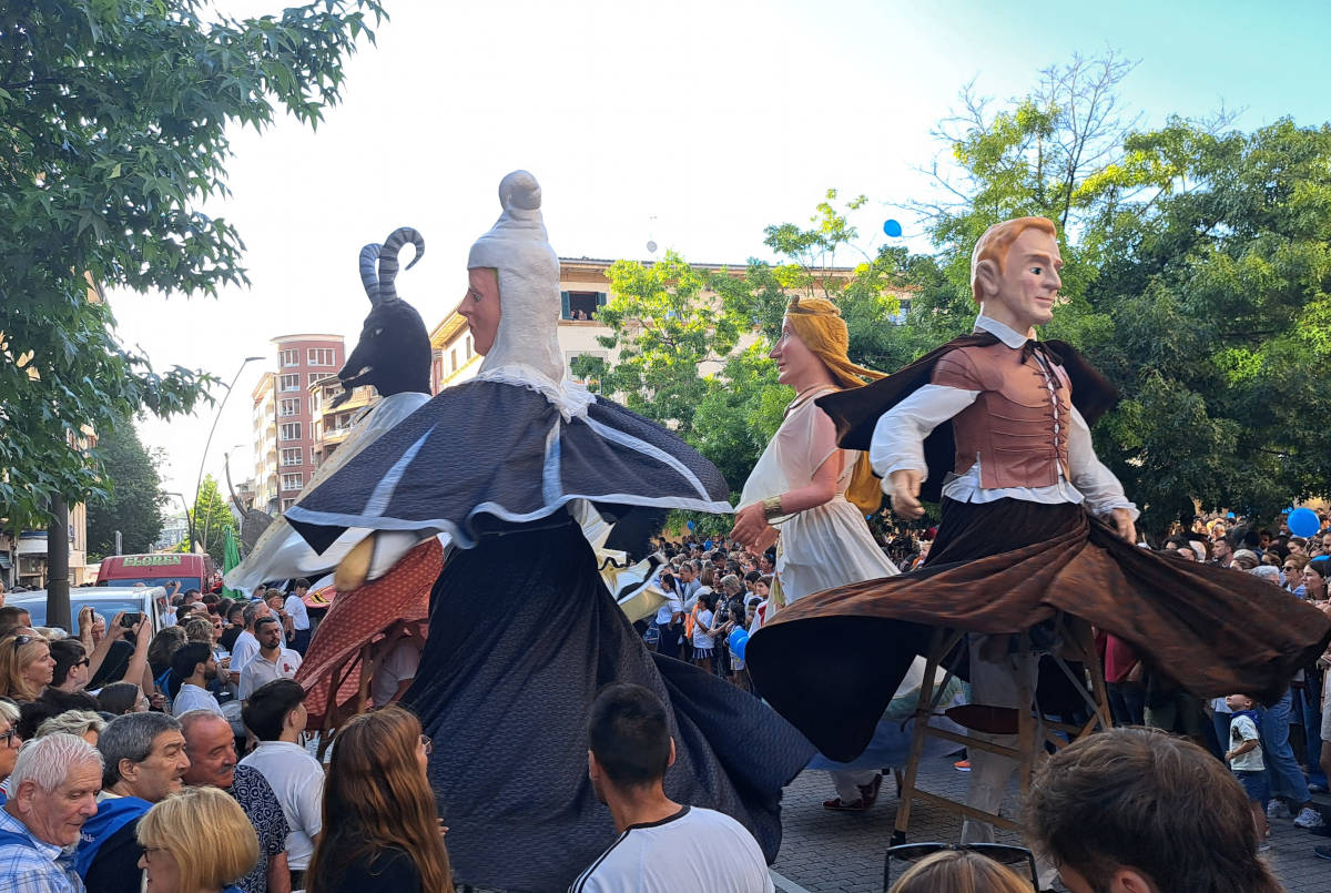 Zornotzako jaietan erraldoiak dantzan