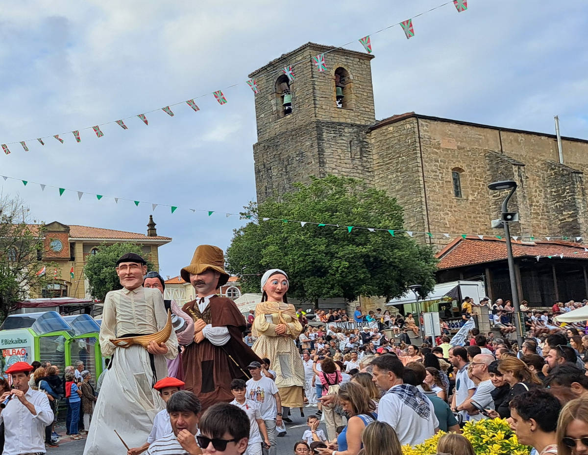Gorlizeko jaietan Erraldoiak dantzan
