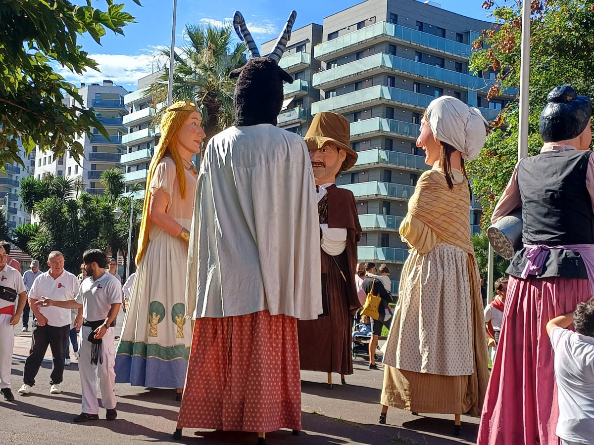 Sarrikon (Astigarraga plaza) Erraldoiak dantzan