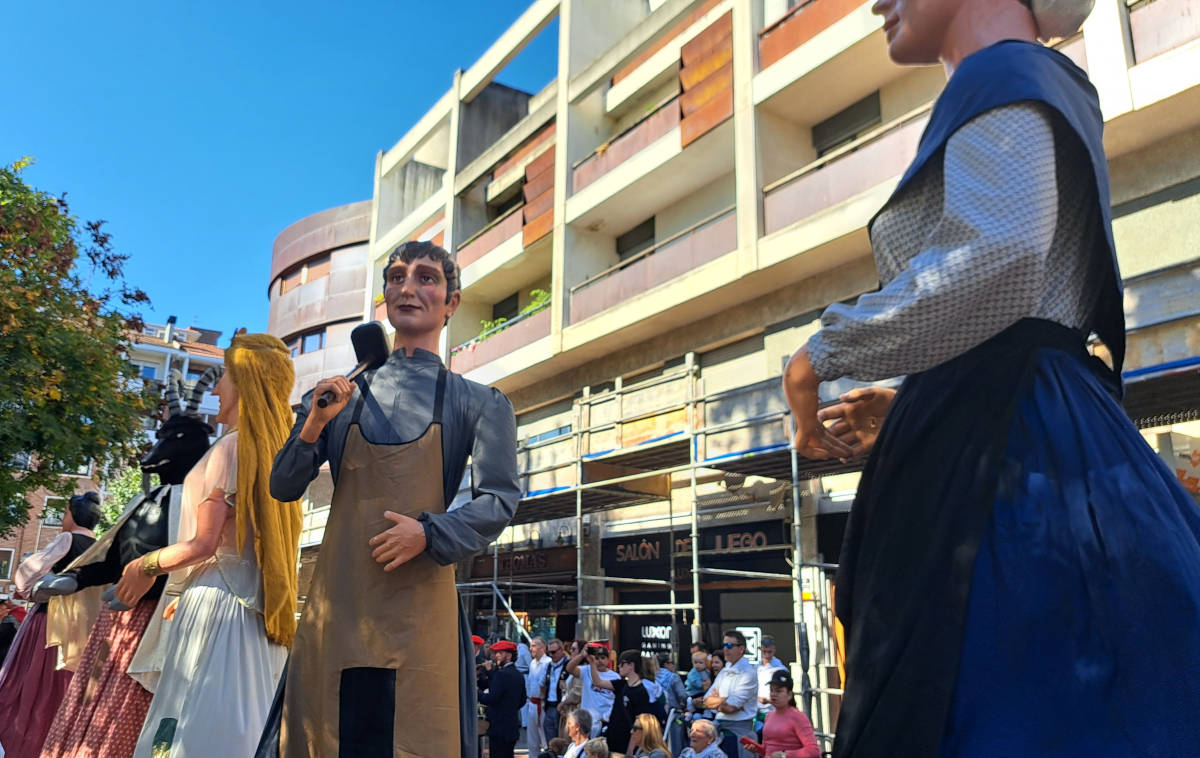 Basauriko jaietan erraldoiak dantzan