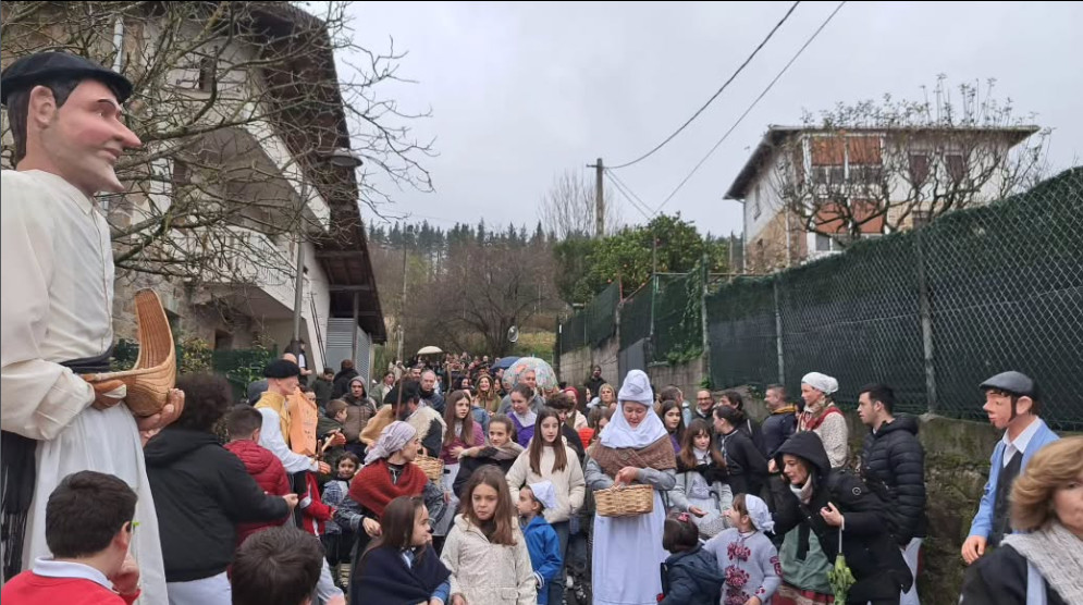 Usansolon Olentzeroaren kalejiran erraldoiak dantzan