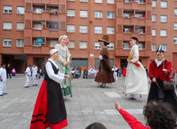 Arangoitiko Euskal Jaian dantzan