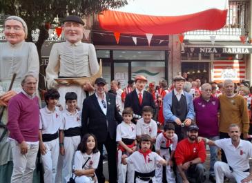 Athletic Peña Deustoren urteurrenean Erraldoiak dantzan
