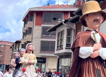Berriro ere Mungiako jaietan erraldoiak dantzan
