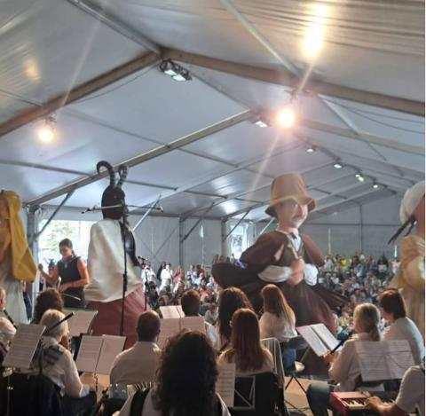 Galdakaoko jaietan Erraldoiak dantzan