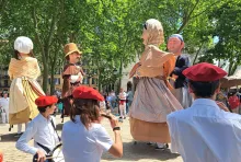 Bizkaiko Txakolin festan erraldoiak datzatzen 