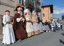 Deustuko Erriberako jaietan erraldoiak dantzan !!