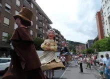 Arrigorriagako jaietan erraldoiak dantzan