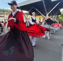 Arrasaten Erraldoi Txikienak dantzan !!