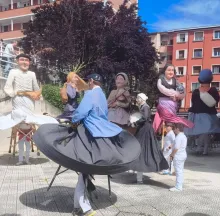 Arangoitiko Euskal jaian erraldoiak dantzan