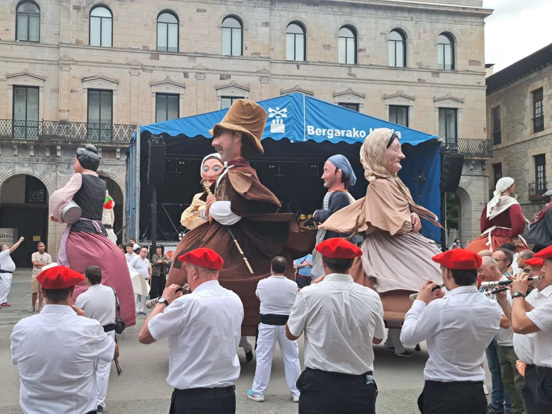 Bergarako Erraldoi Bilkuran dantzan